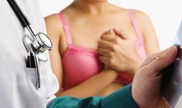 examen par un médecin avant augmentation mammaire