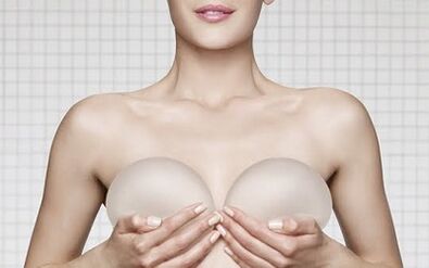 Élargissement du sein avec les implants