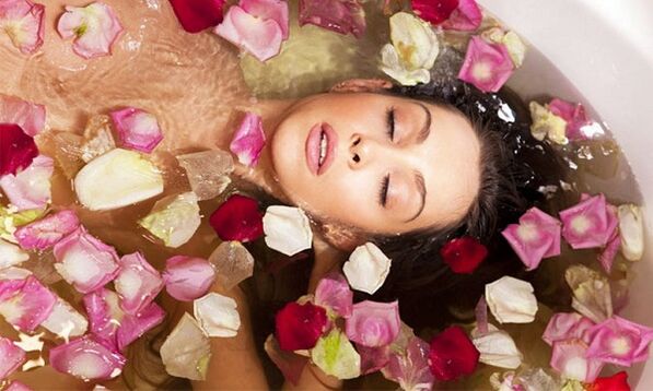 prendre des bains avec de l'huile pour l'augmentation mammaire